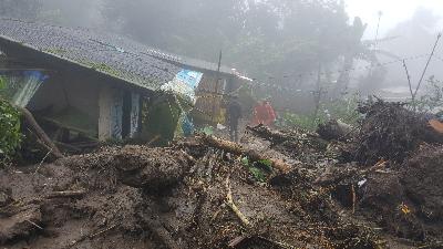 Rumah karyawan pemetik teh PTPN VIII paska longsor dan banjir bandang sungai Cisampai di Tugu Selatan, Cisarua, Kabupaten Bogor, Jawa Barat, 20 Januari 2021. TEMPO/M.A MURTADHO