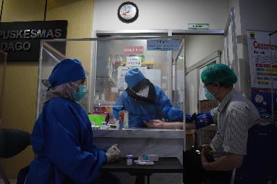 Dokter dari tim uji klinis vaksin Covid-19 Sinovac mendapat pemeriksaan sebelum disuntik vaksin Covid-19 Sinovac di Puskesmas Dago, Bandung, Jawa Barat, 20 Januari 2021. TEMPO/Prima Mulia