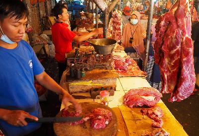 Pedagang daging melayani calon pembeli di Pasar Kebayoran Lama, Jakarta, 19 Januari 2021. Tempo/Nurdiansah