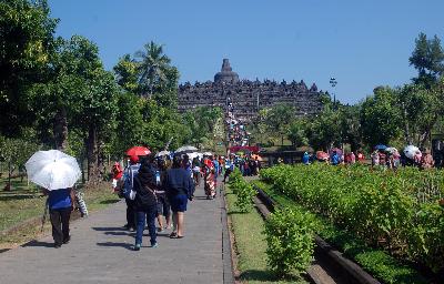 Wisatawan mengunjungi Candi Borobudur di Magelang, Jawa Tengah. Dok Tempo/Abdi Purmono