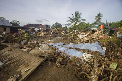 Desa Alat yang diterjang banjir bandang di Kecamatan Hantakan, Kabupaten Hulu Sungai Tengah, Kalimantan Selatan, 20 Januari 2021.   ANTARA/Bayu Pratama S