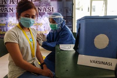 Tenaga kesehatan menjalani vaksinasi Covid-19 di Rumah Sakit Darurat (RSD) Wisma Atlet, Jakarta, 20 Januari 2021. TEMPO/Hilman Fathurrahman W