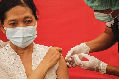 Petugas kesehatan menyuntikan vaksin COVID-19 Sinovac pada seorang tenaga kesehatan di Rumah Sakit Bali Mandara, Sanur, Bali, 14 Januari 2021.  Johannes P. Christo