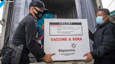Petugas melakukan bongkar muat vaksin COVID-19 Sinovac saat tiba di gudang vaksin (cold room) milik Dinas Kesehatan Provinsi Sumatera Selatan di Palembang, Senin, 4 Januari 2021. Sebanyak 30.000 dosis vaksin COVID-19 Sinovac tiba di Palembang yang selanjutnya akan didistribusikan ke Kab/Kota. ANTARA FOTO/Nova Wahyudi