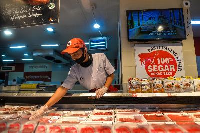 Penjualan daging segar di salah satu pusat perbelanjaan di Jakarta, 3 September 2020. Tempo/Tony Hartawan. 