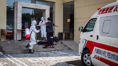Petugas medis menyemprotkan cairan disinfektan kepada pasien COVID-19 berstatus Orang Tanpa Gejala (OTG) sebelum memasuki hotel di kawasan Mangga Besar, Jakarta. ANTARA/Dhemas Reviyanto