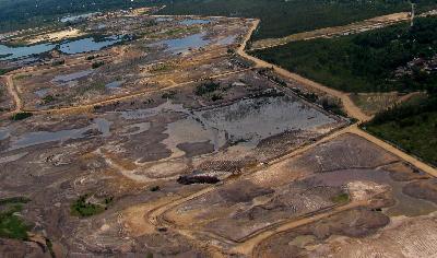 Kerusakan lingkungan akibat tambang batubara di Kalimantan Selatan, 2010. TEMPO/ Arif Zulkifli