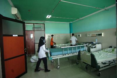 Tenaga medis menata tempat tidur di ruangan isolasi pasien COVID-19 di RSUD Suradadi, Kabupaten Tegal, Jawa Tengah, 2 Desember 2021. ANTARA/Oky Lukmansyah