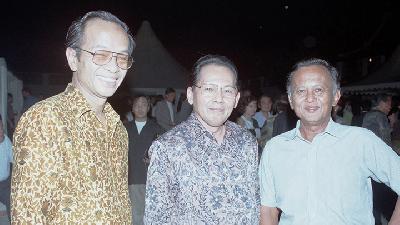 Sarwono Kusumaatmaja (kiri) bersama Rahman Tolleng (tengah) dan Rachmat Witoelar, di Jakarta, 2000./Dok.Tempo/Fernandez H