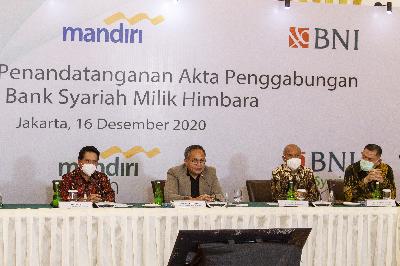 Wamen BUMN Kartika Wirjoatmodjo (kedua kiri), Dirut BRI Syariah Ngatari (kedua kanan), dan Dirut BNI Syariah Abdullah Firman Wibowo (kanan), usai penandatanganan akta penggabungan tiga bank syariah milik Himbara di Jakarta, 16 Desember lalu. ANTARA/Dhemas Reviyanto