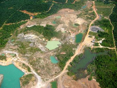 Kerusakan lingkungan akibat tambang batubara di Kalimantan Selatan, 2010. Dok Tempo/Arif Zulkifli
