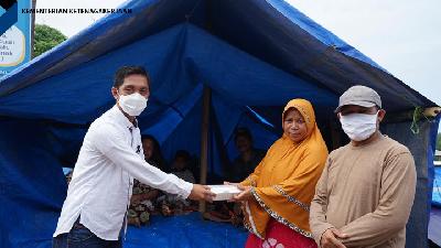 Penyerahan bantuan berupa makanan kepada pengungsi bencana gempa bumi di Sulawesi Barat