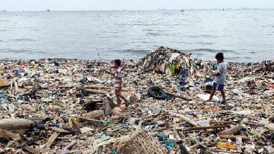 Sejumlah anak bermain di antara tumpukan sampah di Teluk Jakarta, Kawasan Cilincing, Jakarta Utara,  23 Januari 2021. TEMPO / Hilman Fathurrahman W