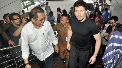CEO Telegram, Pavel Durov (kanan pakaian hitam), sebelum melakukan pertemuan tertutup di KEMENKOMFINO di Jakarta, Agustus 2017. TEMPO/Yovita Amalia