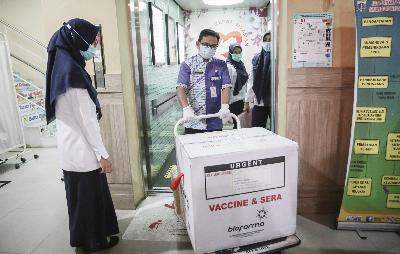 Kotak berisi Vaksin Covid-19 saat tiba di Puskesmas Kecamatan Cilincing, Jakarta Utara, 13 Januari 2021. TEMPO/M Taufan Rengganis