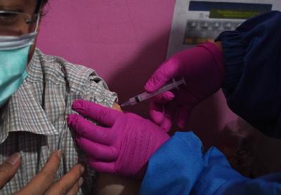 Dokter dari tim uji klinis vaksin Covid-19 Sinovac mendapat suntikan vaksin Covid-19 Sinovac di Puskesmas Dago, Bandung, Jawa Barat, 20 Januari 2021. TEMPO/Prima Mulia