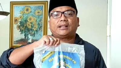 South Kalimantan gubernatorial candidate Denny Indrayana shows a social aid package content allegedly misused during the province’s regional head election campaign, in a video uploaded to his YouTube account on January 1.
Youtube.com/Denny Indrayana