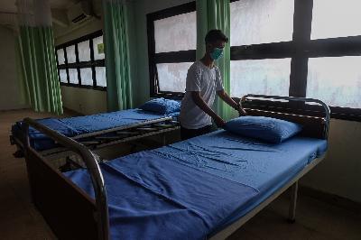 Tempat tidur untuk pasien COVID-19 berstatus OTG (Orang Tanpa Gejala), di Stadion Patriot Chandrabhaga, Bekasi, Jawa Barat, 15 Januari 2021. TEMPO / Hilman Fathurrahman W