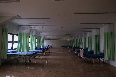 Ruangan yang terdapat tempat tidur tambahan untuk pasien COVID-19 berstatus OTG (Orang Tanpa Gejala), di Rumah Sakit Darurat (RSD) Stadion Patriot Chandrabhaga, Bekasi, Jawa Barat, 15 Januari 2021. TEMPO / Hilman Fathurrahman W