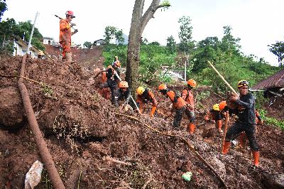 Tim SAR gabungan menyemprot air ke timbunan longsor untuk mempermudah pencarian korban longsor yang masih tertimbun di Desa Cihanjuang, Kecamatan Cimanggung, Sumedang, Jawa Barat, 12 Januari 2021. TEMPO/Prima Mulia
