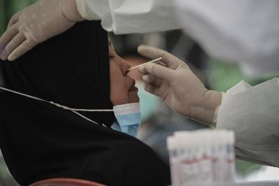Petugas Kesehatan mengambil sampel usap warga saat mengikuti tes swab PCR di kantor Kecamatan Pancoran Mas, Depok, Jawa Barat, 5 Januari 2021. TEMPO/M Taufan Rengganis