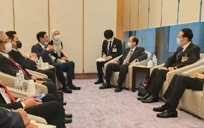 Luhut B. Pandjaitan dan Menteri BUMN Erick Thohir bertemu dengan Penasehat Perdana Menteri Jepang, Izumi Hiroto terkait dukungan pembentukan Sovereign Wealth Fund (SWF) Indonesia di Tokyo, 3 Desember 2020. maritim.go.id