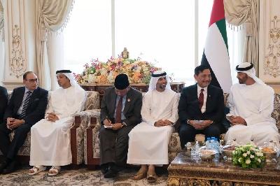 Menko Maritim Luhut Pandjaitan menerima proposal pembentukan Sovereign Wealth Fund dari pemerintah Uni Emirat Arab di Abu Dhabi, 17 September 2019. maritim.go.id