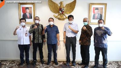 Menpora Zainudin Amali menerima kunjungan Ketua Koni Aceh Muzakir Manaf, yang hadir bersama Wakil ketua Komisi VI DPR RI Aria Bima dan Ketua DPRD Aceh Dahlan Jamaluddin di Kantor Kemenpora Senayan, Jakarta, Jumat 22 Januari 2021.