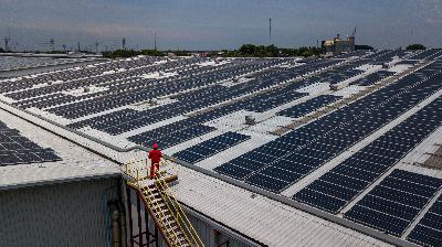 Pemasangan panel surya di Cibitung, Bekasi, Jawa Barat, 2 Desember 2020. Tempo/Tony Hartawan