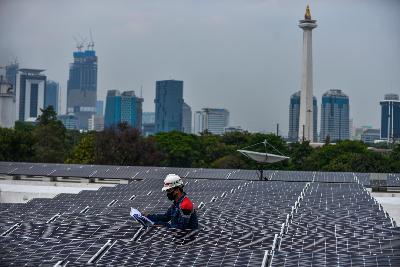 Petugas memeriksa instalasi panel surya di Masjid Istiqlal, Jakarta, 3 September 2020. Tempo/Tony Hartawan