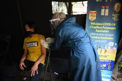 Tenaga kesehatan mendapat suntikan vaksin Covid-19 Sinovac di Puskesmas Tamblong, Bandung, Jawa Barat, 25 Januari 2021.  TEMPO/Prima Mulia