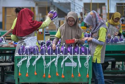 Perakitan alat rumah tangga jenis seterika di Cileungsi, Bogor, Jawa Barat, 10 Oktober 2020. Tempo/Tony Hartawan