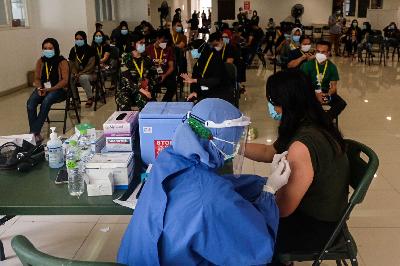 Sejumlah tenaga kesehatan menjalani vaksinasi Covid-19 di Rumah Sakit Darurat (RSD) Wisma Atlet, Jakarta, 20 Januari 2021. TEMPO / Hilman Fathurrahman W