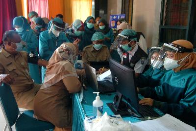 Tenaga kesehatan mendata peserta vaksinasi COVID-19 di RSUD Kardinah, Tegal, Jawa Tengah,25 Januari 2021.  ANTARA/Oky Lukmansyah