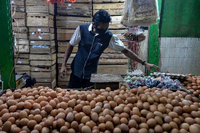Pedagang telur ayam di Pasar Jatinegara, Jakarta, 26 Januari 2021. Tempo/Tony Hartawan