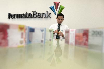 Aktivitas perbankan di Kantor pusat Bank Permata di Jl. Jend. Sudirman, Jakarta.  TEMPO/Tony Hartawan