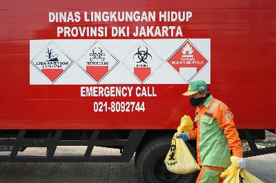 Truk pengangkut sampah medis rumah tangga di TPS Bambu Larangan, Jakarta, 26 Juni 2020. TEMPO/Muhammad Hidayat