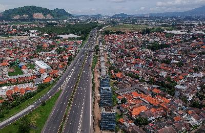 Foto udara Jalan Tol Purbaleunyi yang lengang di Pasir Koja, Bandung Jawa Barat, 17 Januari 2021. ANTARA/Raisan Al Farisi