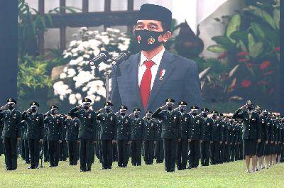 Presiden Joko Widodo menjadi inspektur upacara secara virtual dari Istana Negara Jakarta  dalam upacara Prasetya Perwira TNI-Polri 2020 di Magelang, Jawa Tengah, 14 Juli 2020. ANTARA/Anis Efizudin