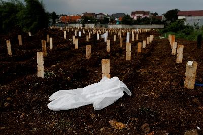 Baju pelindung di atas pemakaman jenazah Covid-19 di Srengseng Sawah, Jakarta, 26 Januari 2021. REUTERS/Willy Kurniawan