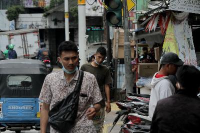 Aktivitas warga tanpa menggunakan masker pada masa PSBB di Pasar Jatinegara, Jakarta, 8 Januari 2021. TEMPO/Subekti.