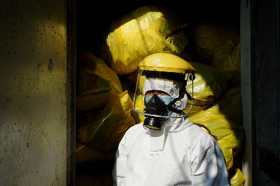 Petugas limbah infeksius memakai berlapis pelindung wajah di salah satu rumah sakit di Jakarta, 1 Juli 2020. TEMPO/Muhammad Hidayat
