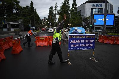 Penutupan jalan Ir H Djuanda di Bandung, Jawa Barat, 28 Januari 2021. TEMPO/Prima Mulia