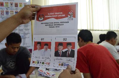 Pekerja menyortir dan melipat surat suara Pemilu Presiden dan Wakil Presiden 2019 di kantor Komisi Pemilihan Umum (KPU) Jakarta, Februari 2019. Dok Tempo/Faisal Akbar