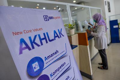 Pelayanan perbankan di Bank BRI Syariah Cabang Kebon Jeruk, Jakarta, 25 Januari 2021. Tempo/Tony Hartawan