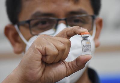 Dokter menunjukan vial berisi vaksin Covid-19 Sinovac tahap 2 di Bandung, Jawa Barat, 28 Januari 2021. TEMPO/Prima Mulia