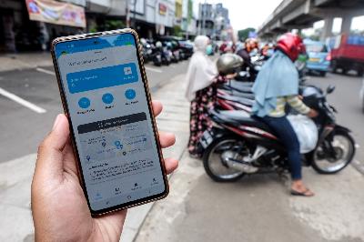 Warga menunjukkan aplikasi Jak Parkir di Kelapa Gading, Jakarta, 29 Januari 2021. TEMPO/Hilman Fathurrahman