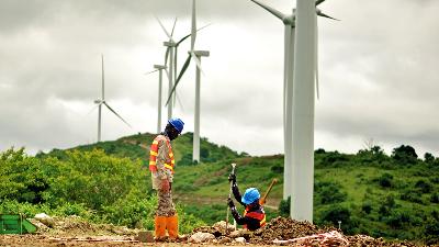 apekerja di proyek pembangunan turbin kincir angin Pembangkit Listirk Tenaga Bayu (PLTB) di Desa Mattirotasi, Kabupaten Sidrap, Sulawesi Selatan, November 2017. Dok.TEMPO/Iqbal Lubis
