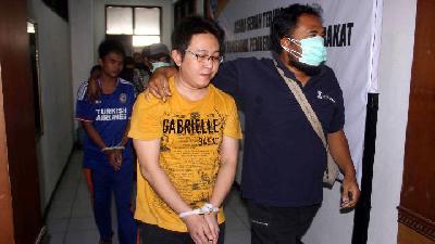 Cristian Jaya Kusuma alias Sancai, a drug dealer held at the Pekalongan prison, is escorted out from the Provincial Narcotics Agency (BNNP) office in Semarang, Central Java, to be taken to Jakarta, January 2018.
Tempo/STR/Budi Purwanto