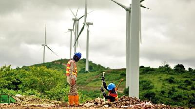 Workers during the construction of the wind power plant in Mattirotasi village, Sidrap Regency, South Sulawesi, November 2017. 
Tempo/Iqbal Lubis